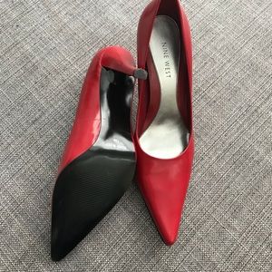 Brand new Nine West red pumps 👠